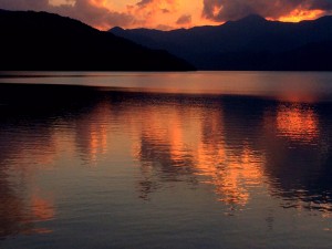湖面に映る夕日